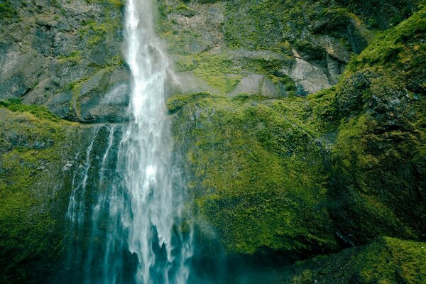 पहाड़ के माध्यम से शक्तिशाली झरना