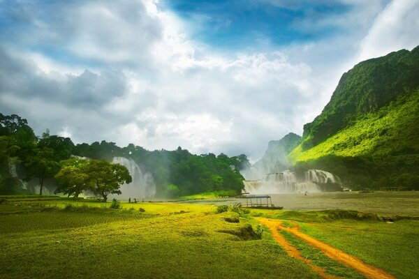 Um campo verde no fundo das montanhas