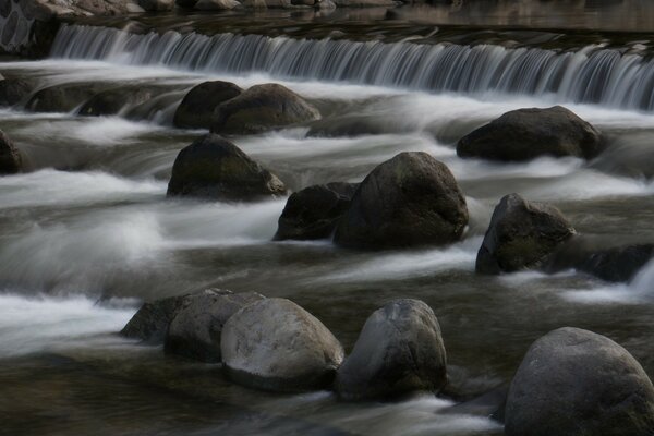 Bild eines kleinen Wasserfalls mit Steinen