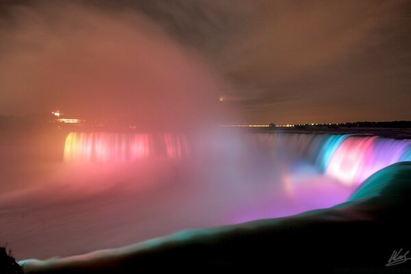 Cataratas del Niágara por la noche