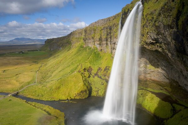 Il fiume si trasforma in una cascata sullo sfondo della steppa