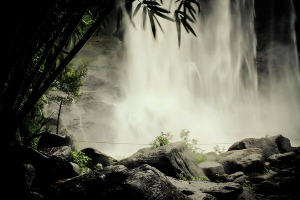 Gran cascada con árboles a la derecha