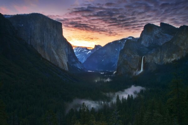 Paysage de montagnes au coucher du soleil