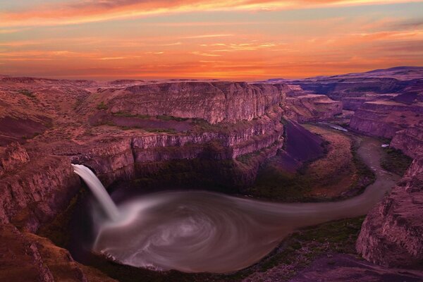 Landschaft mit einem schönen Wasserfall und einem riesigen Fluss