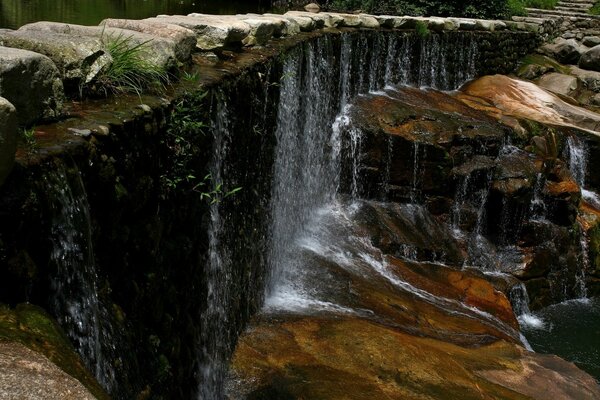 Schöne Wasserfälle steigen auf die Felsen ab