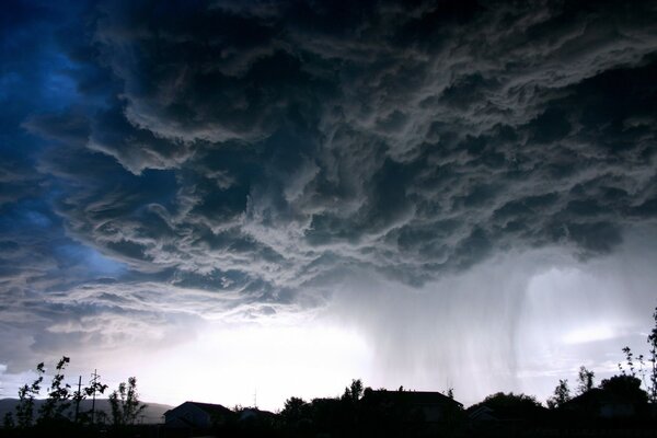 Gewaltiger Sturmhimmel im Herbst