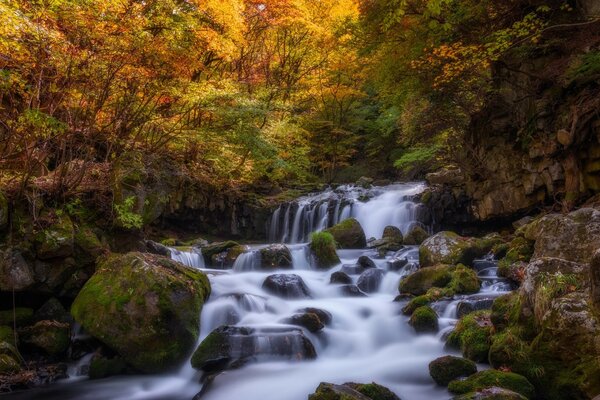 Ein Wasserfall, der über die Hügel fließt