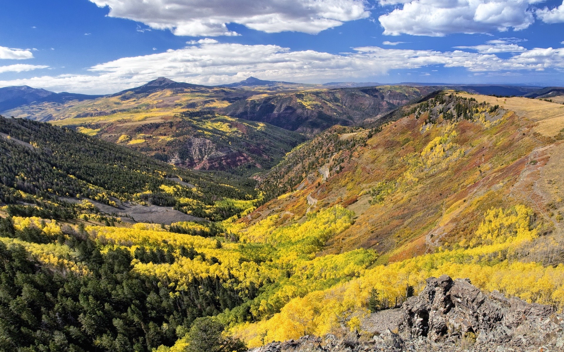 otoño paisaje montañas naturaleza viajes escénico cielo al aire libre valle espectáculo colina turismo árbol madera paisaje roca otoño nube pico de montaña escena