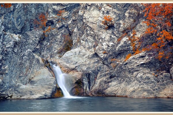 Der Wasserfall schlägt den Schlüssel aus dem Felsen