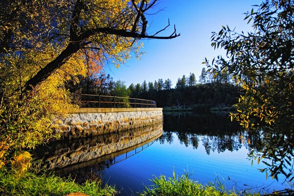 Herbst in der Stadt Fluss und Brücke