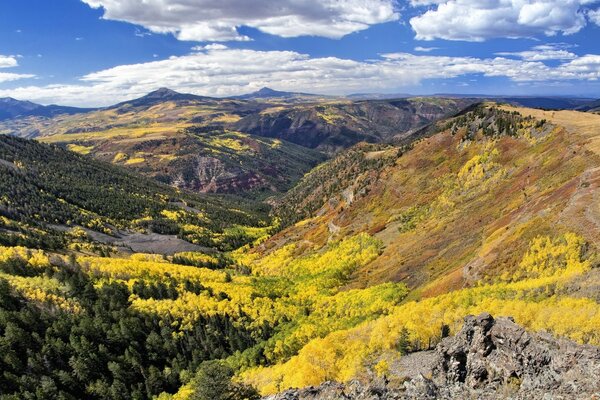 Paisaje de montañas boscosas contra el cielo