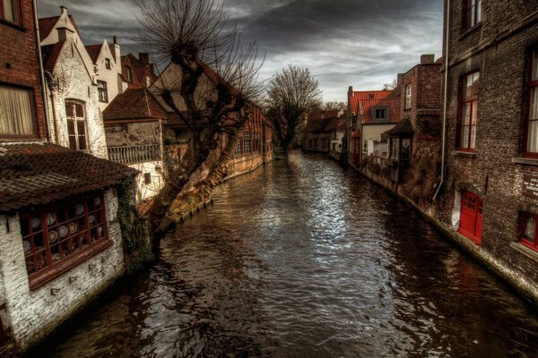 Herbstkanal entlang der Straßen der Stadt