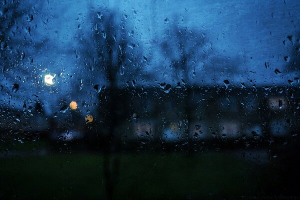 雨夜图片在光线不足