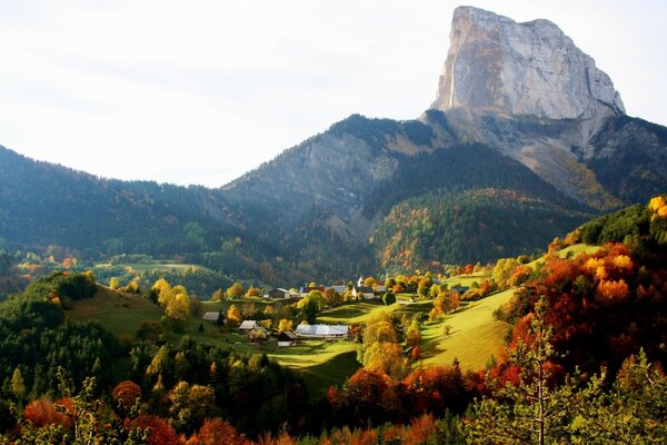 Natur in hellen Herbstfarben, hohe Berge. Ein schöner Ort, um eine Landschaft zu schreiben