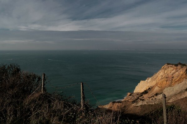 Vista otoñal del mar desde las rocas