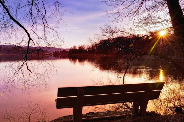 Amanhecer no lago. Outono. Paisagem