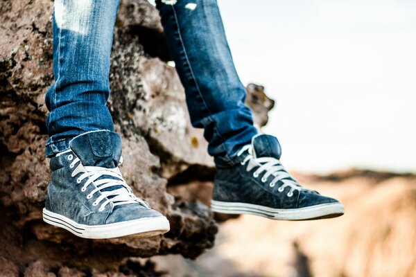 Hombre en jeans y Zapatillas de deporte