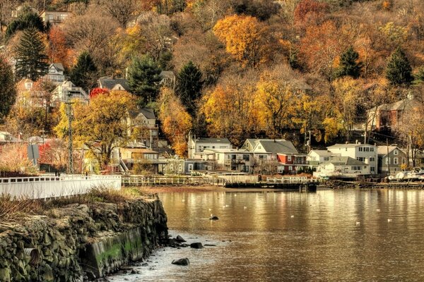 Ein Dorf am Ufer des goldenen Herbstes