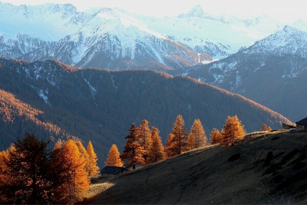 Bergketten im Vorfeld der Annäherung des Herbstes