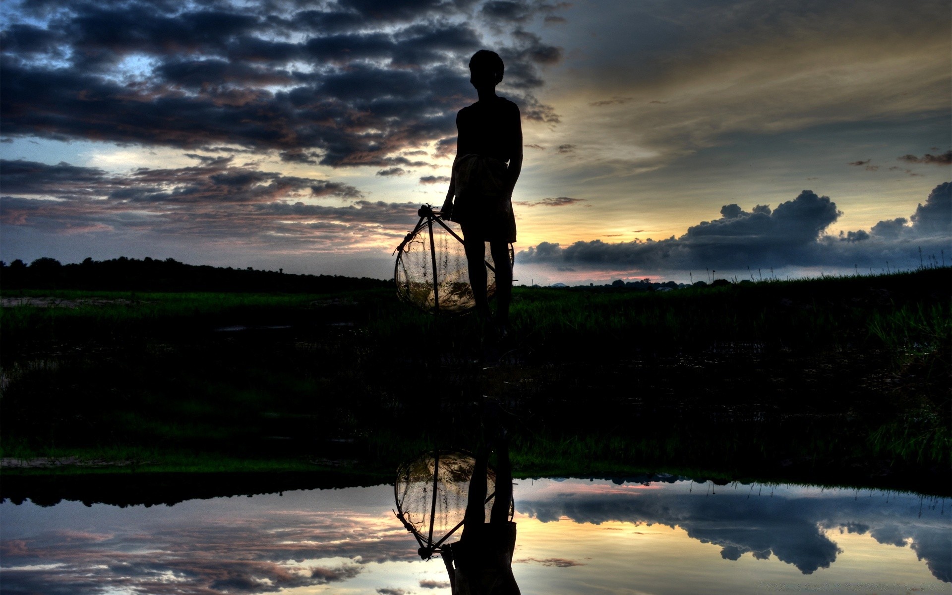 lac coucher de soleil aube silhouette eau paysage soir crépuscule réflexion ciel soleil rétro-éclairé homme à l extérieur plage nature