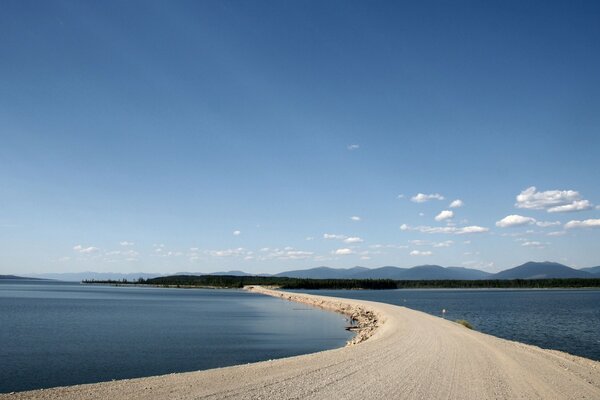 Paysage de route le long du lac sur fond