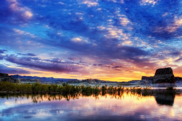 Puesta de sol en la roca y la superficie del agua