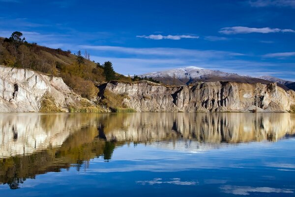 Paisaje. Reflejo de un acantilado en el agua