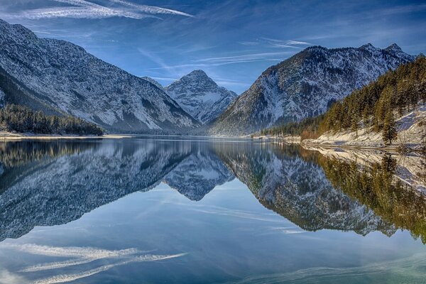 Lac chaud dans la vallée froide