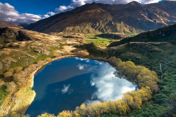 Lago en las montañas. Bocetos de paisajes. Contraste