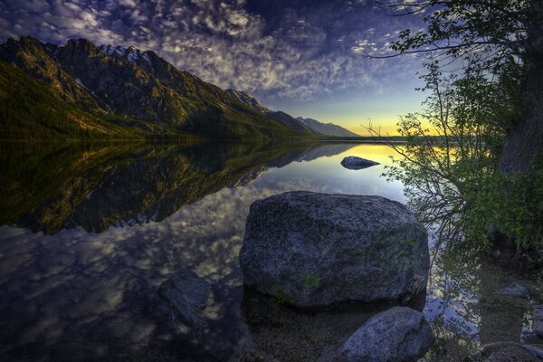 Berglandschaft. Reflexion im Wasser