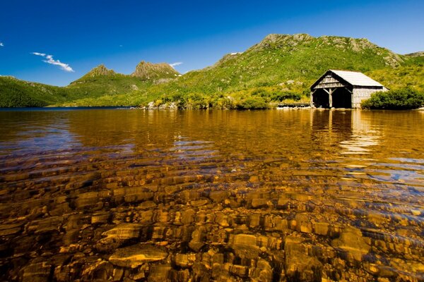 Agua hermosa y una pequeña casa