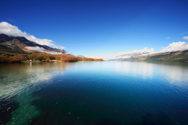 La superficie del embalse en las montañas de la foto de día en color