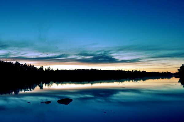 Am späten Abend am ruhigen See