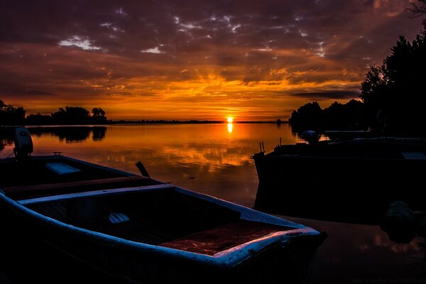 Pôr do sol muito bonito sobre o mar