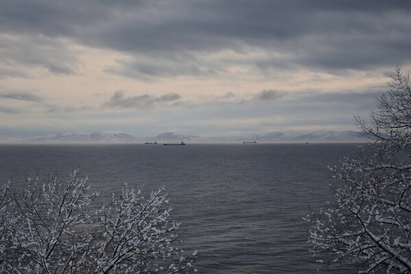 Grauer Himmel und Wintermeer