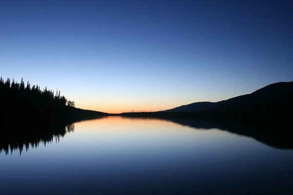 Silence d été sur le lac du soir