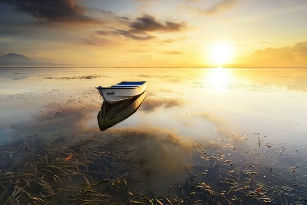 Ein Boot auf dem Wasser, das den Himmel spiegelt