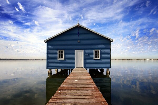 Casa en el agua. Cielo y agua