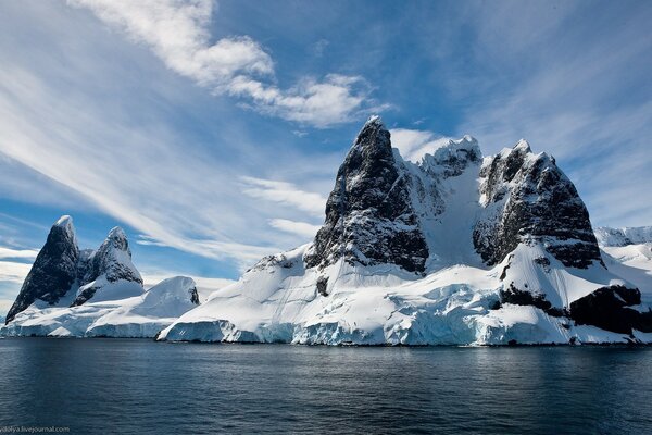 La mer est bleue. Iceberg neigeux