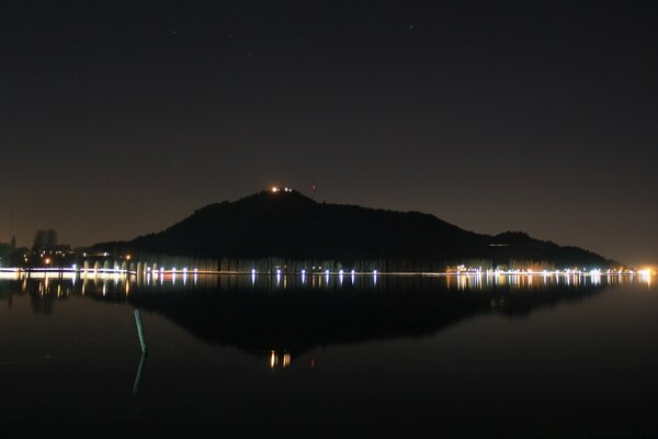 Lago notturno. Luci della città notturna