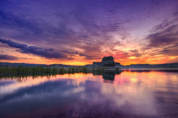 Reflejo del cielo al atardecer en el agua del lago