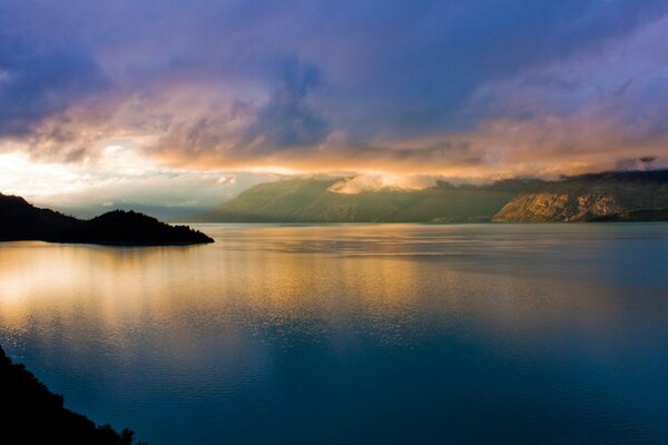 Coucher de soleil sur l eau. Reflet du coucher de soleil dans l eau. Eau dormante. Crépuscule