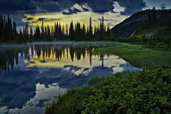 Réflexions sur le lac au coucher du soleil