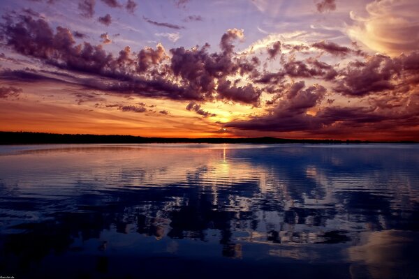 Coucher de soleil: beau ciel et l eau