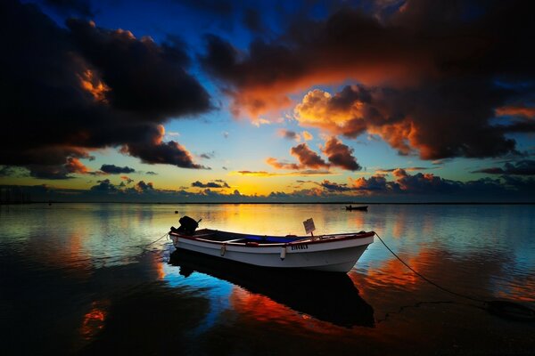 Bateau sur le lac à l aube