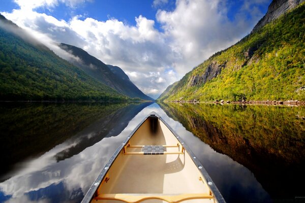 VOYAGE EN BATEAU SUR LA RIVIÈRE