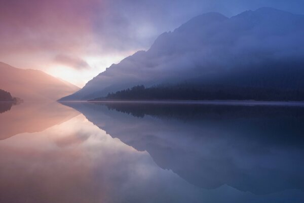 Paesaggio del tramonto Celeste sul lago