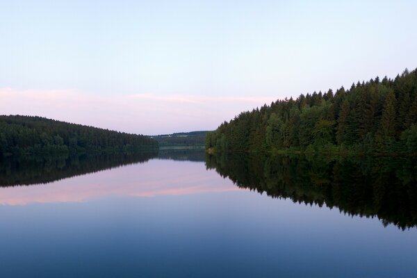 Soirée d été sur un lac tranquille