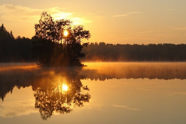 Puesta de sol. Neblina sobre el agua