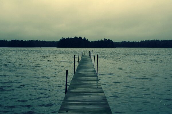 Pont en rondins sur le petit lac